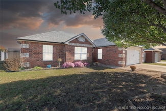 1102 S Catalina Dr, Oologah, OK 74053