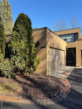 32696 Ravine Dr, Franklin, MI 48025