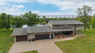 927 10th St NE, Valley City, ND 58072
