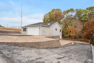 102 Sunny Ln, Reeds Spring, MO 65737