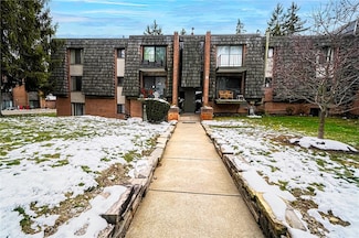 124 Forest Green Dr, Coraopolis, PA 15108