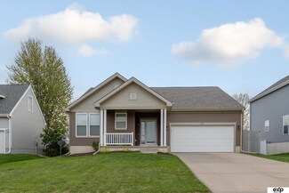 809 Stony Point Dr, Papillion, NE 68046