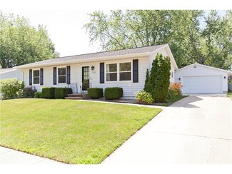 1305 Cress Pkwy, Hiawatha, IA 52233