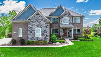 336 Golfside Dr, Oxford, MI 48371