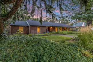 33 Valley View Dr, Medford, OR 97504