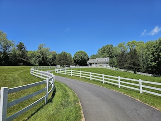 819 Main St N, Woodbury, CT 06798