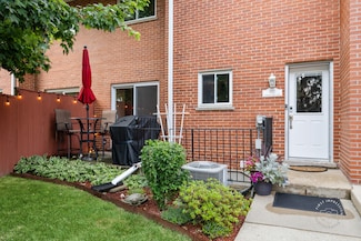 502 Burning Tree Ln Unit 220, Naperville, IL 60563