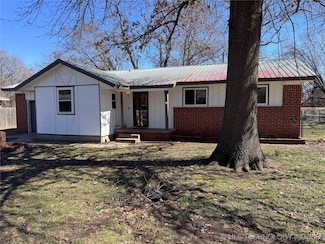 815 S Locust St, Skiatook, OK 74070