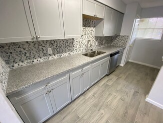 1215 Oregon St, La Porte, TX 77571