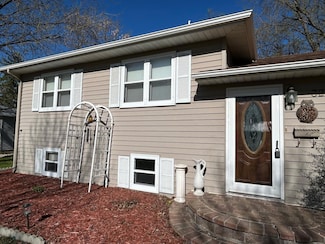 324 Maple Ave S, Thief River Falls, MN 56701