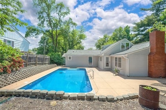 6021 Robinson Ln, Mission, KS 66202