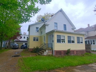 14 Somerset St, Millinocket, ME 04462