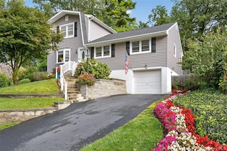 32 Cliftwood Dr, Huntington, NY 11743