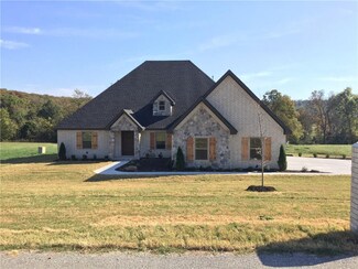 1261 N Trail Dr, Fayetteville, AR 72703