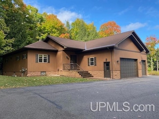 737 Grove St, Marquette, MI 49855