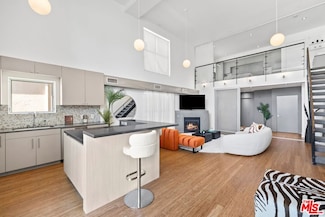 7062 Hawthorn Ave Unit 203, Los Angeles, CA 90028