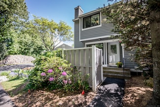 17 Ives Hill Ct, Cheshire, CT 06410