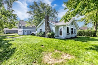 52 Harbor St, Wilson, NY 14172