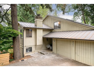 2261 Corinthian Ct, Eugene, OR 97405