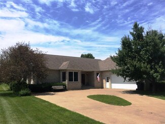 1243 Country Heights Ln, West Liberty, IA 52776