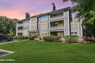 911 Meadow Ct, Helmetta, NJ 08828