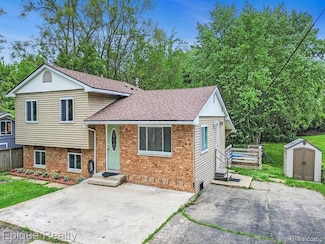 188 N Avery Rd, Waterford, MI 48328