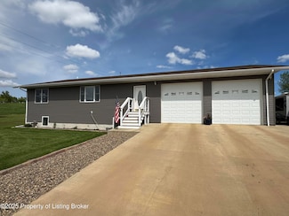 904 3rd St N, Hettinger, ND 58639