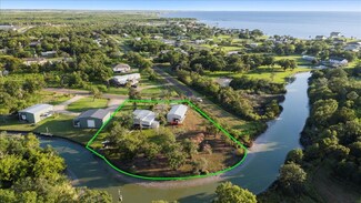 101 Oyster St, Anahuac, TX 77514