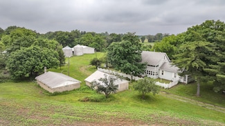 33425 Irish Ln, Brighton, IL 62012