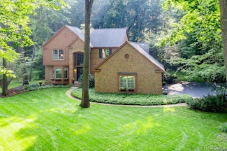 8212 Pine Lake Dr, Davisburg, MI 48350