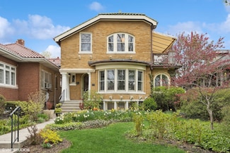 22 Le Moyne Pkwy, Oak Park, IL 60302