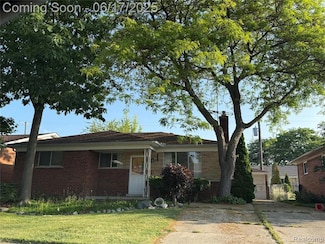 22407 Barton St, Saint Clair Shores, MI 48081
