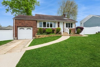 10 Ronnie Ln, Bethpage, NY 11714