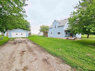 401 Chestnut St, Saronville, NE 68975