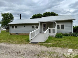 706 Bridge St, Clay Center, KS 67432