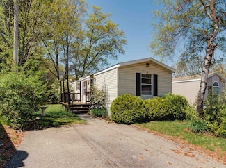 6 Village Ln, Hudson, NH 03051