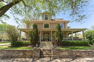 310 S Pearl St, Paola, KS 66071