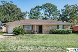 505 Suzanne St, Edna, TX 77957