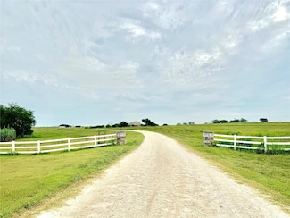 000 Mockingbird Dr, Mount Calm, TX 76673