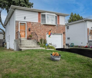 833 Bermuda Rd, West Babylon, NY 11704