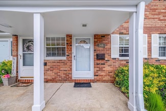 568 Village Dr, Hauppauge, NY 11788