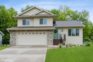 2002 Mackinaw Dr, Iowa City, IA 52245