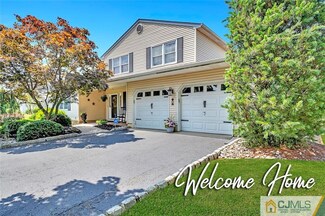 3 Frieda Ln, Kendall Park, NJ 08824