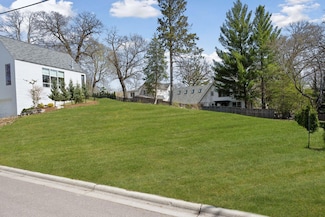 1052 E Circle Dr, Wayzata, MN 55391