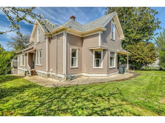 644 4th St, Myrtle Point, OR 97458
