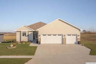 112 Coventry Ct, Clear Lake, IA 50428