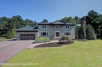 4 Hemlock Ln, Marlboro, NJ 07746