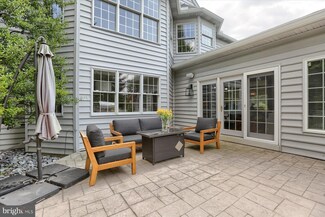 2 Lichfield Ln, Lancaster, PA 17601