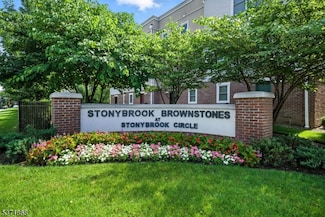 5 Stonybrook Cir, Fairfield, NJ 07004