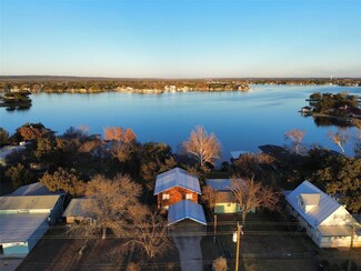 405 W Lakeshore Dr, Sunrise Beach Village, TX 78643